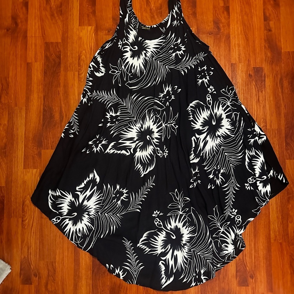 Beach Angels Black and White Floral Cover up Dress. Free Size. - Picture 6 of 13